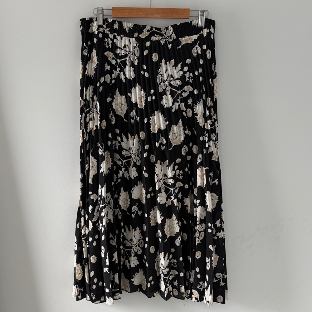 Max Studio | pleated maxi skirt | black and cream floral | XL